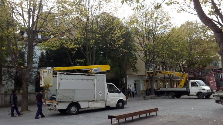 Hasi dira Gabonetako argiak jartzen herriko kaleetan