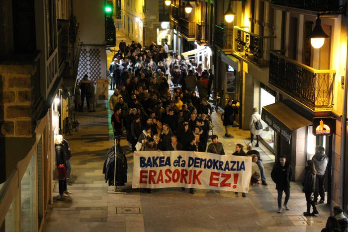 Bakea eta demokrazia aldarrikatu dituzte kalean