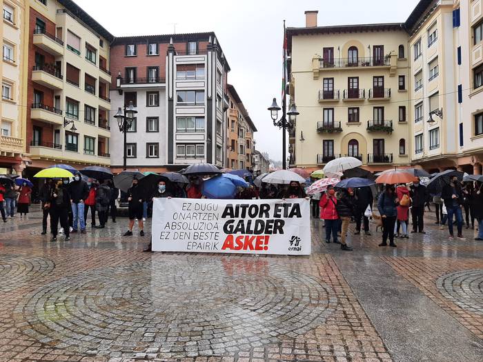 Aitor Zelaia eta Galder Barbadoren aurkako sententzia salatzeko elkarretaratzea egin dute