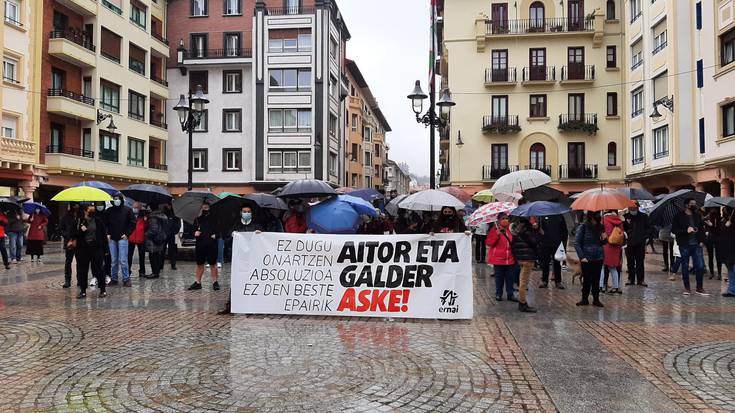 Aitor Zelaia eta Galder Barbadoren aurkako sententzia salatzeko elkarretaratzea egin dute
