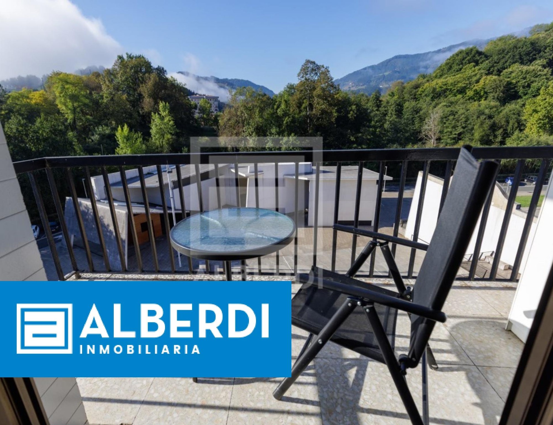 Alberdi Inmobiliaria: bista ikusgarriak dituen etxebizitza Aingeru kalean, orain prezio berriarekin