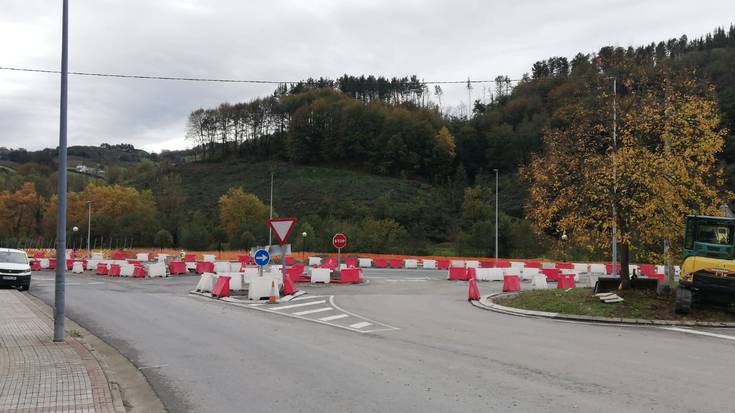 Beste bi astez luzatuko dituzte Munategiko biribilgunean irlatxoak eraikitzeko lanak