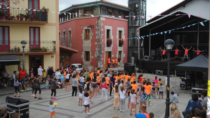 Aiako festak: zumbak dantzan jarri ditu haur eta helduak