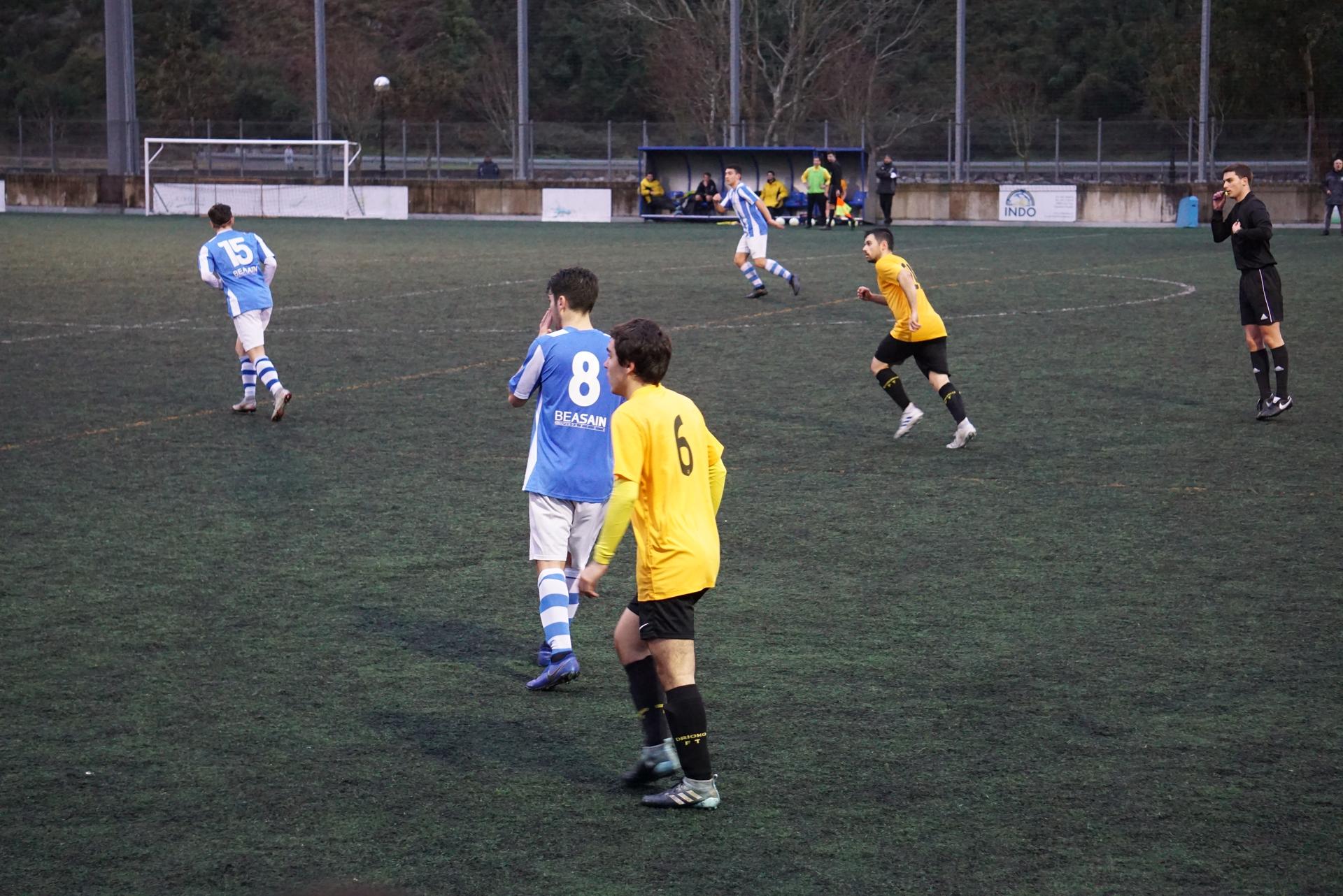 Lau garaipen lortu dituzte Orioko futbol taldeek asteburuan