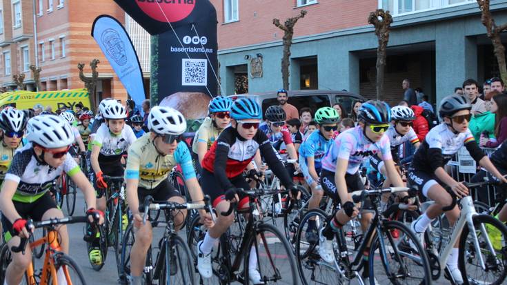 Urteko lehen lasterketa jokatu dute txirrindulari gaztetxoek