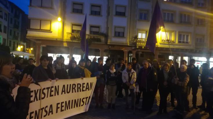 Iruñeko hilketa matxista salatzeko elkarretaratzea egin zuten atzo