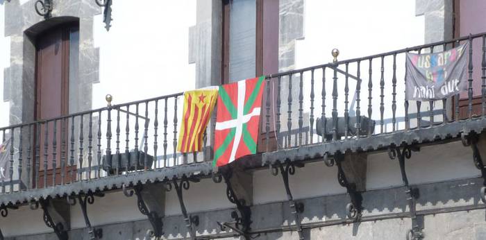 Estelada jarri dute Azpeitiko udaletxean, Diadarekin bat eginez