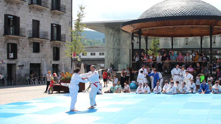 Beren abileziak erakutsi dituzte Kimura judo klubeko kideek, plazan