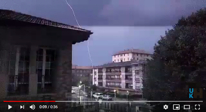 BIDEOA: Atzo gaueko ekaitzak eragindako tximistak eta trumoiak, Zarautzen eta Azpeitian