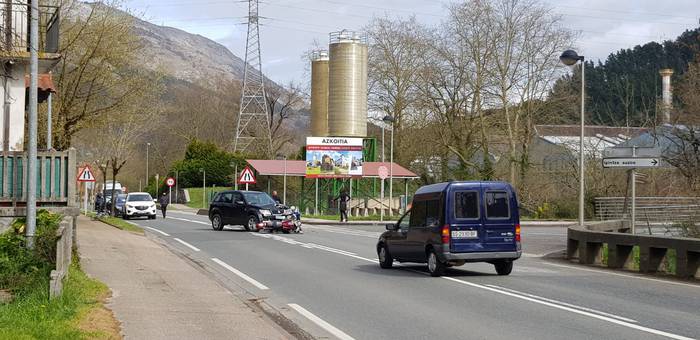 Auto baten eta moto baten arteko istripua izan da Azkoitian