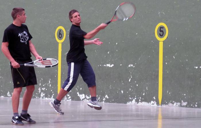 Gaur jokatuko dira frontenis txapelketako lehen partidak
