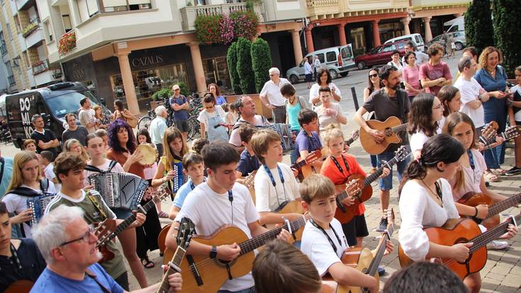 Hamar urte, hamaika ikasle eta dozenaka zorion