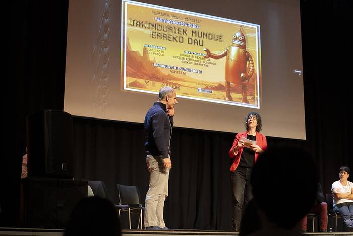 Sanagustin kulturgunean aritu dira bertsolariak eta zientzia ikertzaileak