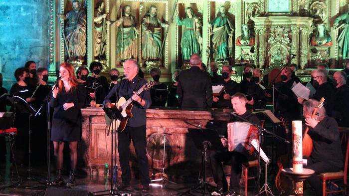 Musikaz bete dute Azkoitiko parrokia Gontzal Mendibilek eta Iraurgi abesbatzak