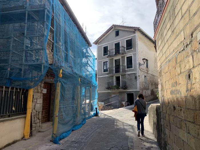 Paxkualenekoa etxea hustutzen hasi dira