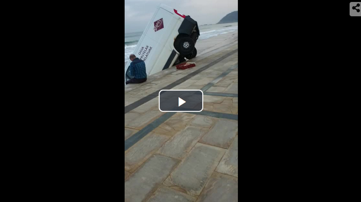 Banaketa furgoneta bat erori da hondarretara malekoian