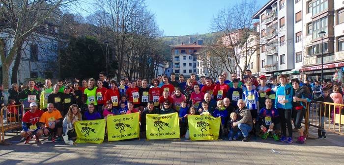 Errefuxiatuen taldearekin korritu dute hainbat lagunek Biko lasterketa