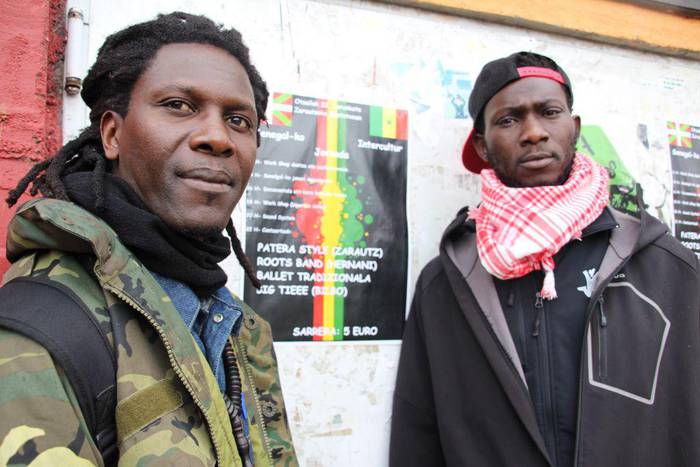 Ibrahim Seck eta Baba Gueye Patera Style taldekoak: "Oso ondo hartu gaituzte hemen eta gure kultura ezagutarazi nahi dugu"