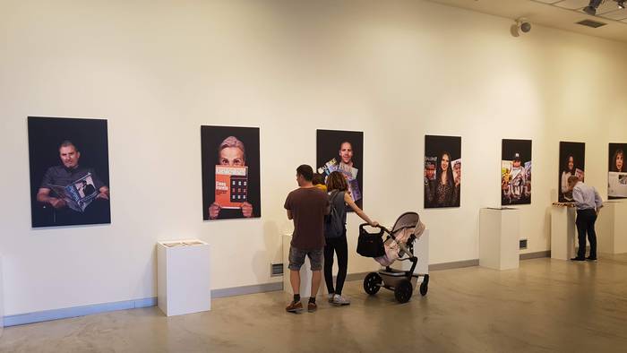 'Baleike, 25 urte 12 elkarrizketa' erakusketa igandera arte ikus daiteke Oxford aretoan