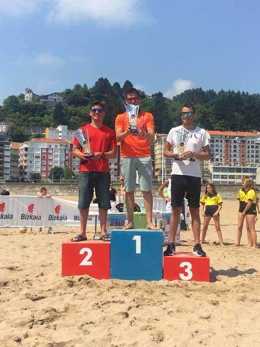 Mikel Mangas eta Jon Ulacia zumaiarrak, Ondarroako Itsas Zeharkaldiko podiumean