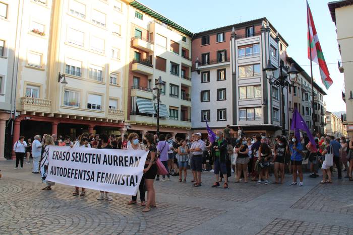 Arranon izan diren eraso matxistak salatu dituzte Zarautzen