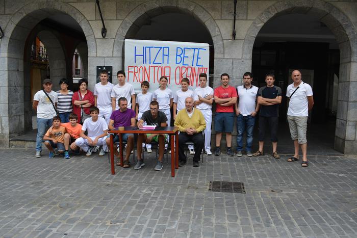 Zestoako Pilota Elkarteak frontoia "behingoz" erabilgarri jartzeko eskatu dio udalari