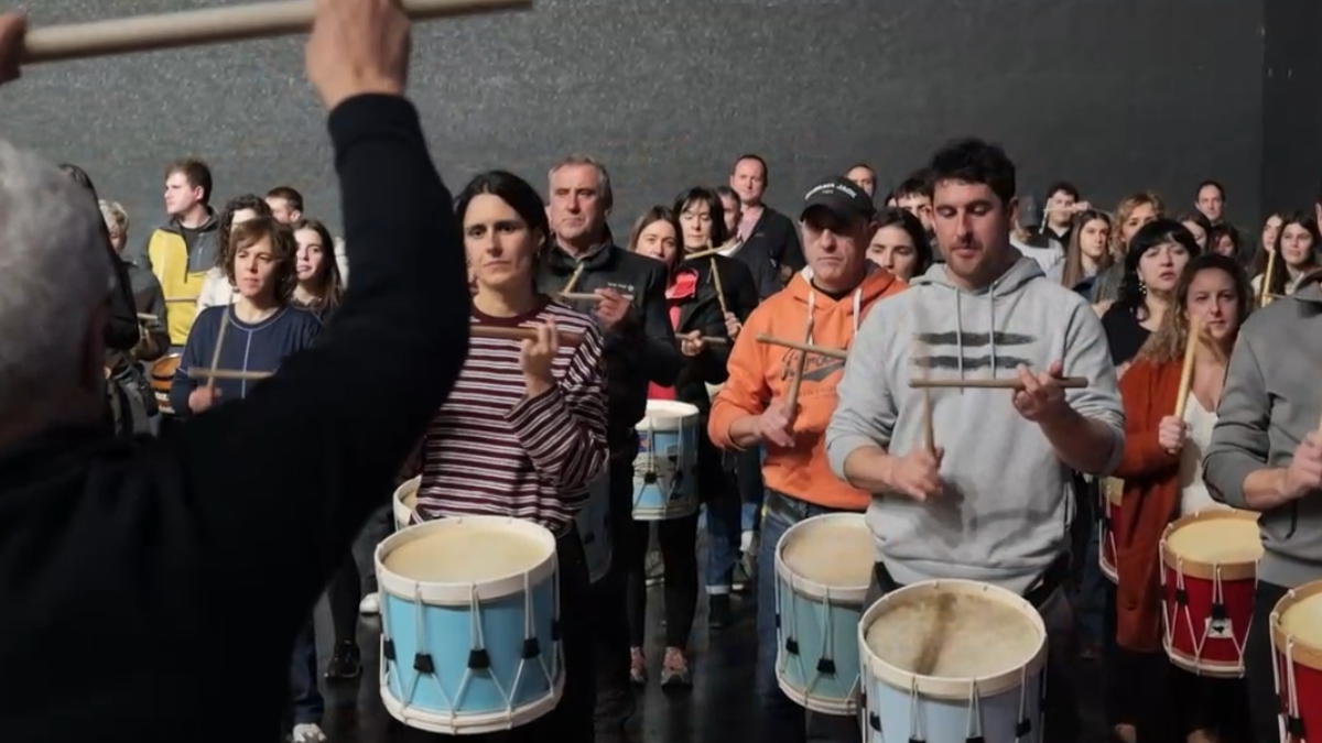 Helduen danbor taldeek egin dute lehen entsegua