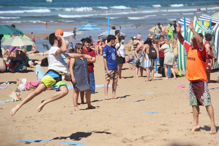 Eskubaloiaz eta festaz gozatzen ari dira ehunka lagun Zarautzen