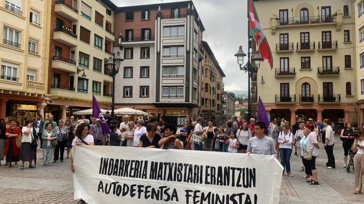 Zarauzko Bilgune Feministak eta Morroxkak mobilizazioak deitu dituzte eraso matxista salatzeko
