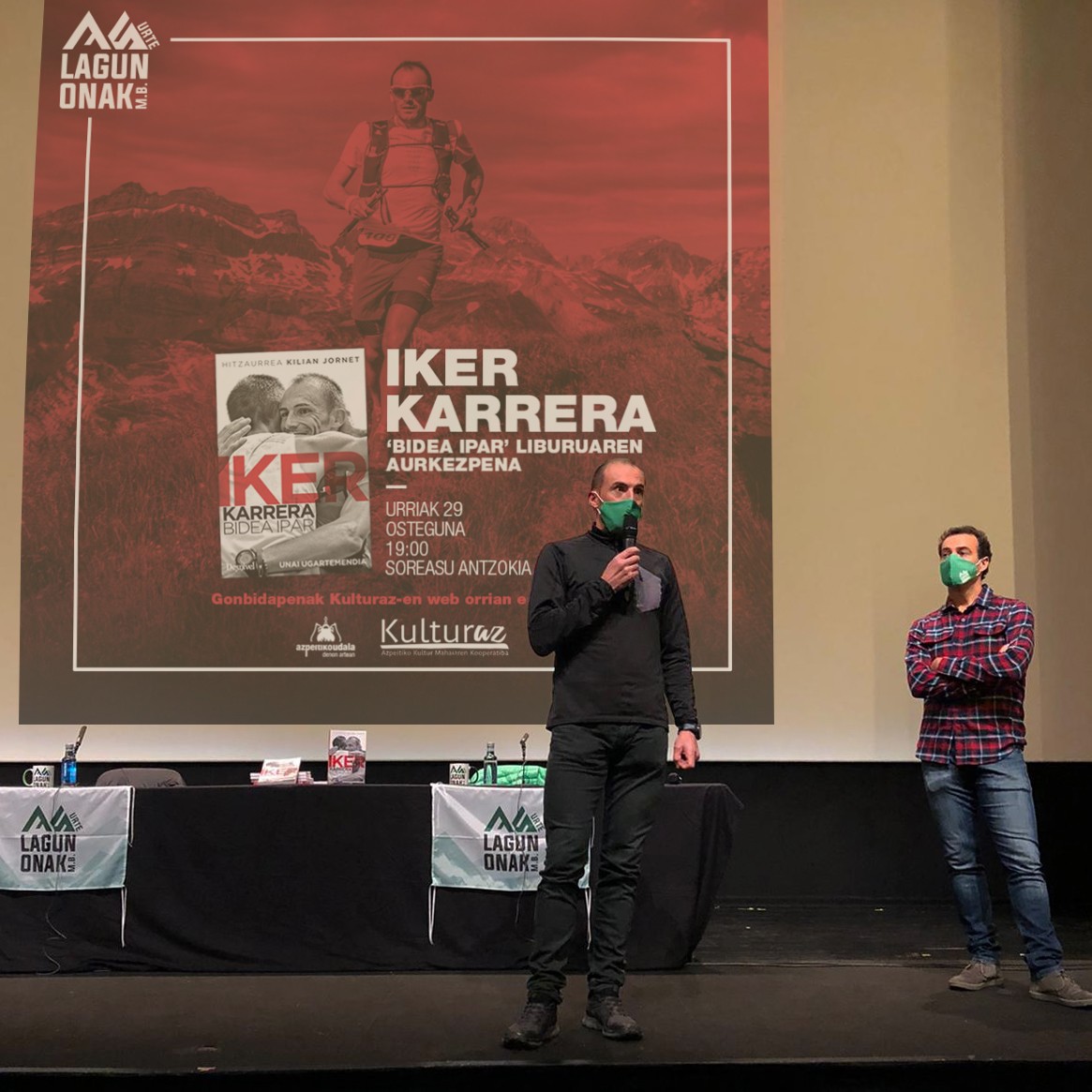 40 lagun inguru elkartu dira Iker Karreraren 'Bidea ipar' liburuaren aurkezpenean