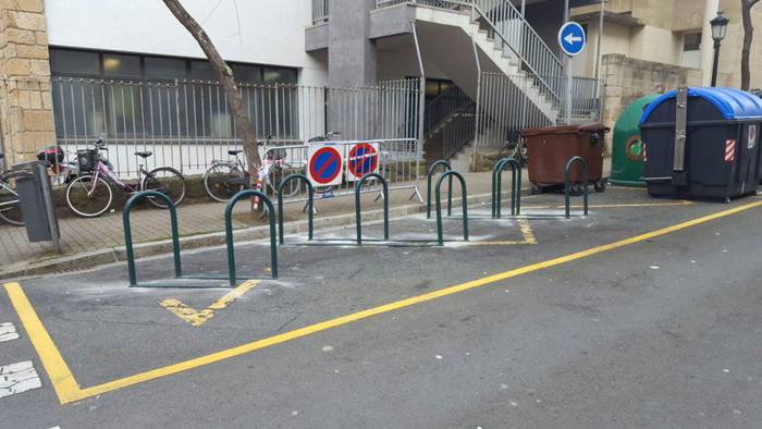 Bizikletentzako aparkalekuak jarri dituzte Zarauzko Manzisidor kalean