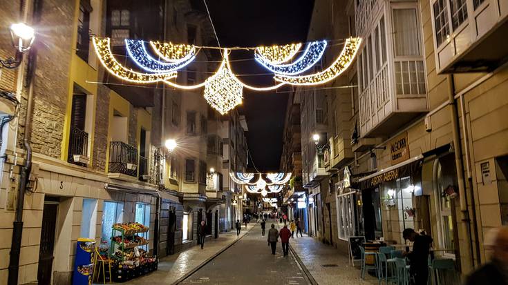 Piztu dituzte Gabonetako argiak