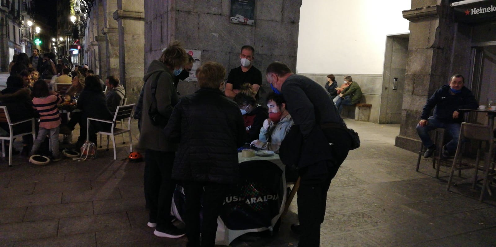 Bihar eta etzi ere jarriko dute Euskaraldian izena emateko eta txapak jasotzeko mahaia
