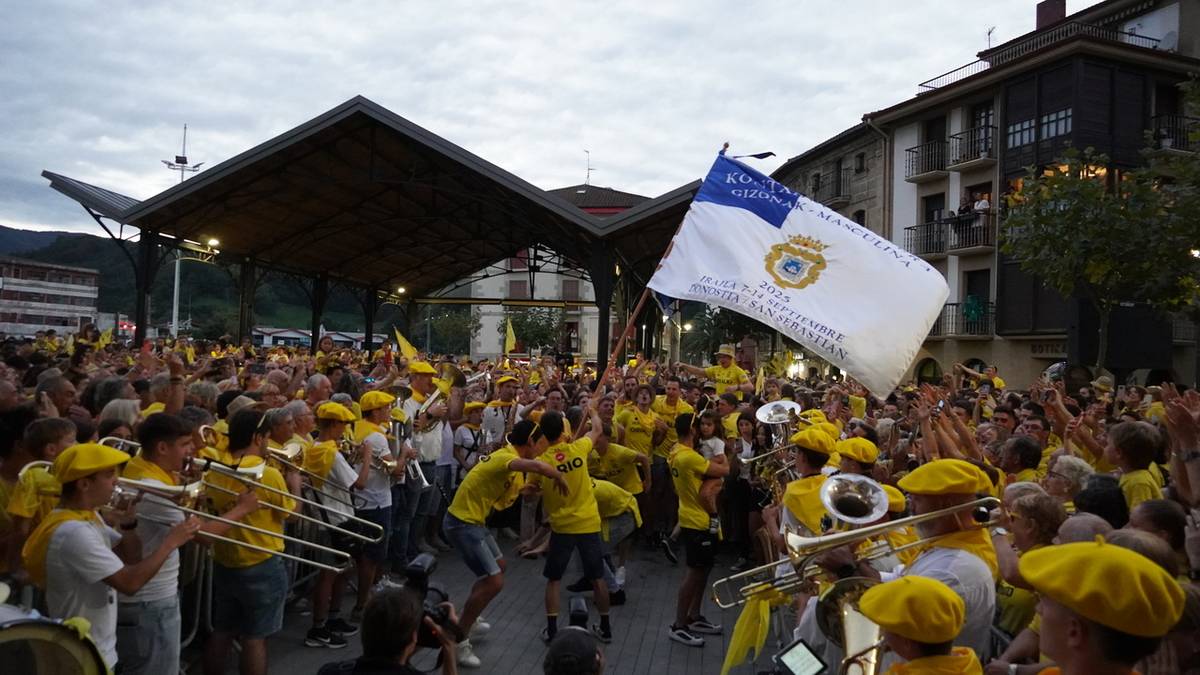 Herri oso bat bere arraunlariekin