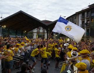 Herri oso bat bere arraunlariekin