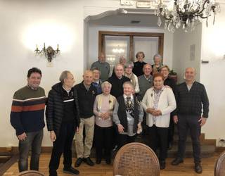 80 edota 90 urte bete dituzten bazkideak omentzeko bazkaria egin du Udaberrik