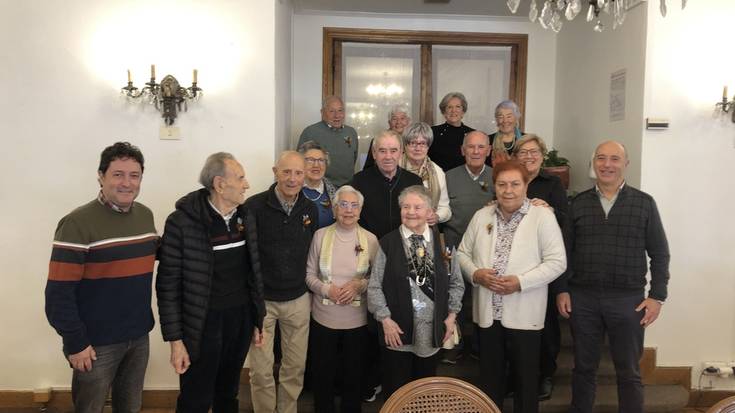 80 edota 90 urte bete dituzten bazkideak omentzeko bazkaria egin du Udaberrik