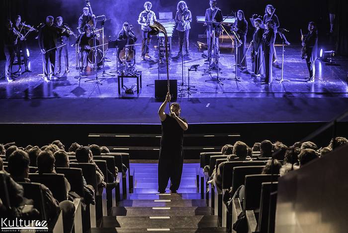 Abraham Cupeirok antzinako instrumentuen doinuz bete du Soreasu antzokia