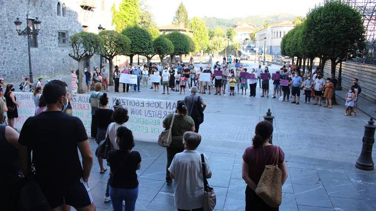 San Jose egoitzako "egoera jasanezina" salatu dute langileek, egoiliarren senideek eta herritarrek eliz atarian