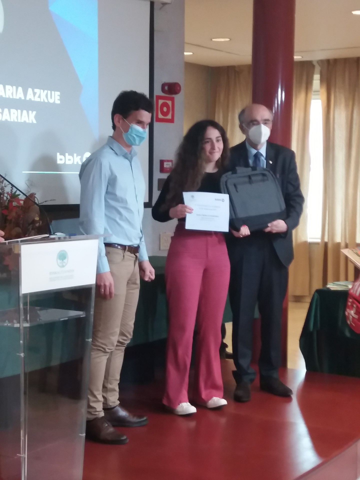 Azkue Literatura sarietan, poesia saileko lehen saria eskuratu du Sara Uribe-Etxeberria Atxurrak