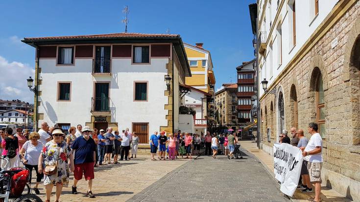 Pentsio duinak eskatzeko elkarretaratzea egin dute pentsiodunek gaur ere