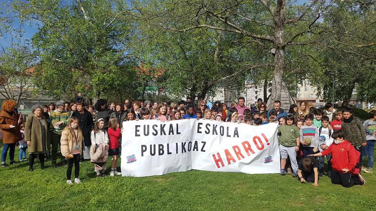Hezkuntza itun berriaren aurkako elkarretaratzea egin dute Herri Eskolako irakasle eta guraso batzuek