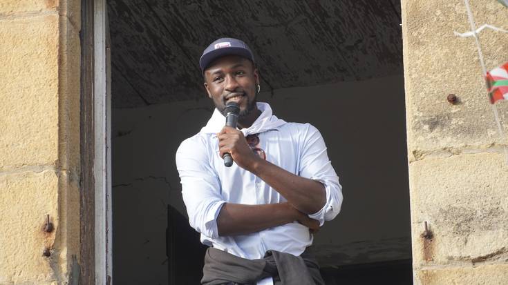 Sambou Diaby aktoreak botatako txupinak eman die hasiera Oikiako festei