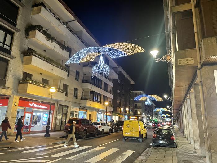 Argiak piztuta, Gabonetarako girotu dute herria