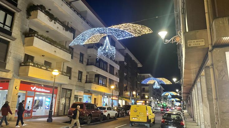 Argiak piztuta, Gabonetarako girotu dute herria