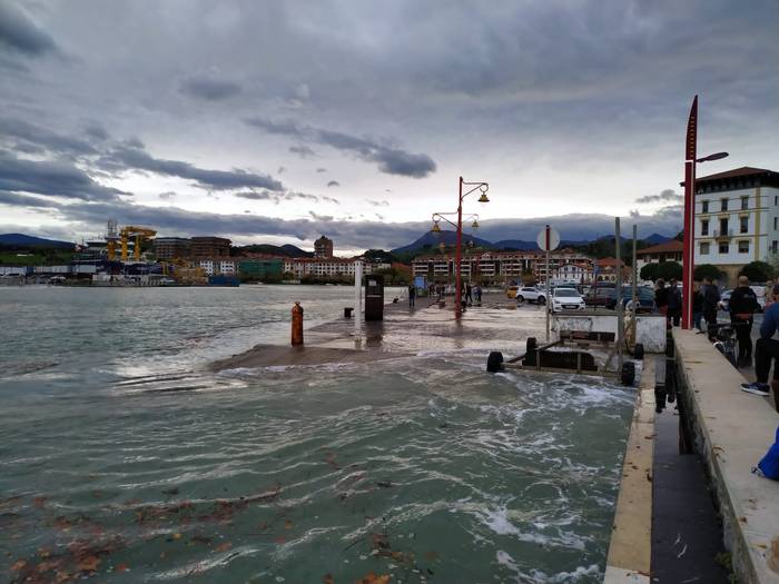 Marea biziek kalteak eragin dituzte udal zerbitzu eta negozio batzuetan