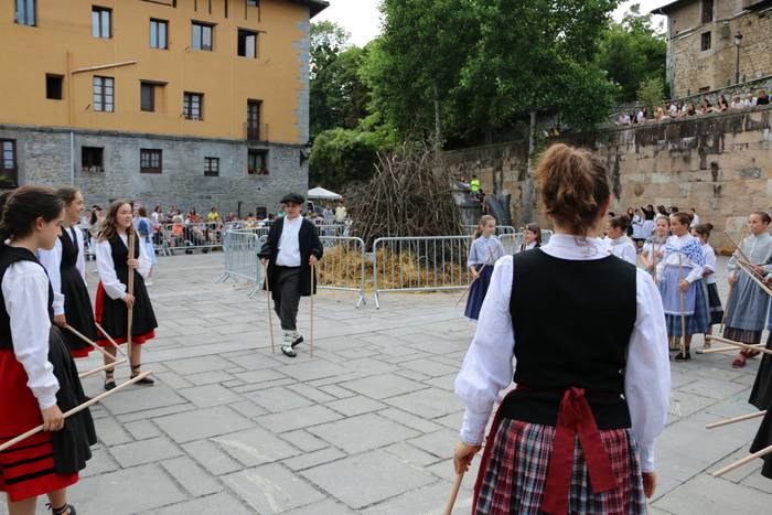 Bertan behera utzi dute Azkoitian San Joan bezperako dantzari txikien saioa, eguraldiagatik