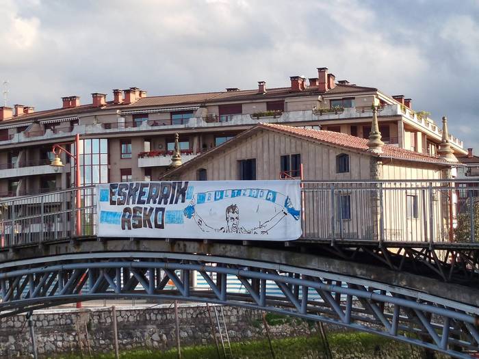 Imanolen aldeko pankarta jarri dute Zumaian