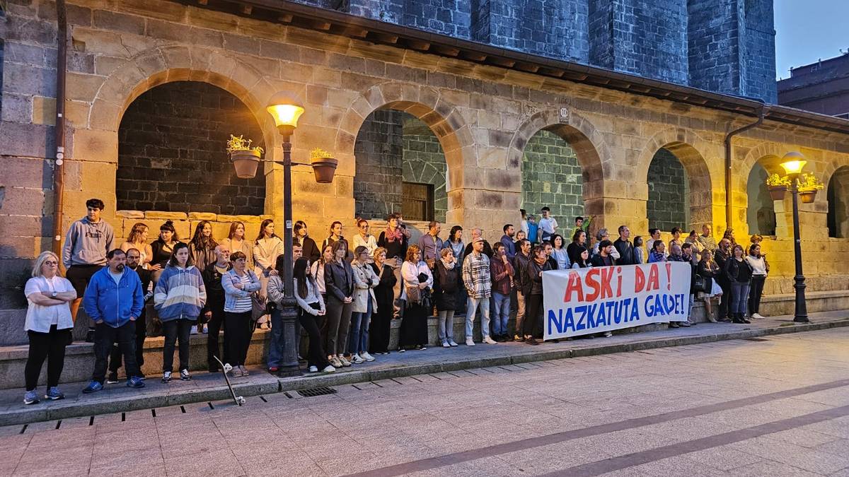 Zarautzen izandako hilketa matxista salatzeko elkarretaratzea egin dute Aian