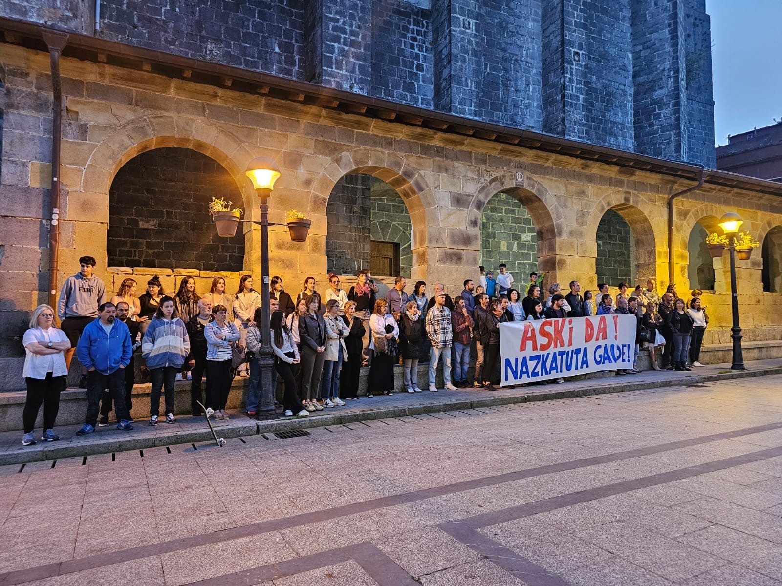 Zarautzen izandako hilketa matxista salatzeko elkarretaratzea egin dute Aian